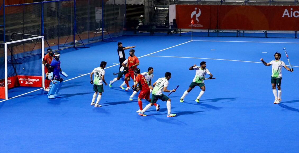 ایشین گیمز ہاکی: پاکستان نے چین کو 3-0 سے روند دیا، تیسری فتح اپنے نام کرلی دوسرے کوارٹر میں تین گول، کپتان ابوبکر سفیان خان اور حنان شاہد نے جال ہلا دیے ملائیشیا کے بعد پاکستان بھی 9 پوائنٹس کے ساتھ گروپ میں موجود، بہتر گول اوسط کی بنیاد پر ملائیشیا سرفہرست؛ رانا وحید اشرف کی معطلی کے باوجود قومی ٹیم کی شاندار کارکردگی ہانگ ژو: ایشین گیمز کے ہاکی ایونٹ میں پاکستان نے شاندار کارکردگی کا مظاہرہ کرتے ہوئے چین کو 3-0 سے شکست دے کر مسلسل تیسری کامیابی حاصل کرلی۔ پاکستان نے میچ کے دوسرے کوارٹر میں تینوں گول اسکور کیے اور چین کو میچ میں واپسی کا کوئی موقع نہ دیا۔ پاکستان کی جانب سے کپتان ابوبکر سفیان خان اور حنان شاہد نے گول اسکور کیے، جبکہ دوسرے کوارٹر میں قومی ٹیم نے جارحانہ کھیل پیش کرتے ہوئے تین گول داغے۔ پاکستان کی مضبوط دفاعی حکمت عملی کے باعث چین کی ٹیم پورے میچ میں کوئی گول کرنے میں کامیاب نہ ہوسکی۔ چین کے خلاف کامیابی کے بعد پاکستان نے گروپ مرحلے میں اپنے پوائنٹس کی تعداد 9 کرلی ہے۔ پاکستان نے اس سے قبل ایشین گیمز میں تھائی لینڈ اور ازبکستان کے خلاف کامیابیاں حاصل کی تھیں۔ قومی ٹیم نے تھائی لینڈ کو 9-0 سے شکست دی تھی جبکہ ازبکستان کے خلاف پاکستان نے 5-1 سے کامیابی حاصل کی تھی۔ گروپ کی موجودہ صورتحال میں ملائیشیا بھی 9 پوائنٹس کے ساتھ سرفہرست ہے، تاہم بہتر گول اوسط کی وجہ سے ملائیشیا کو پاکستان پر برتری حاصل ہے۔ پاکستان چین کے خلاف کامیابی کے بعد گروپ میں دوسرے نمبر پر موجود ہے۔ چین کے خلاف میچ سے قبل پاکستان کو اہم کھلاڑی رانا وحید اشرف کی خدمات سے محروم ہونا پڑا۔ ٹورنامنٹ منتظمین اور ایشین ہاکی فیڈریشن کی جانب سے انہیں ایک میچ کے لیے معطل کیا گیا تھا، تاہم ان کی عدم موجودگی کے باوجود قومی ٹیم نے عمدہ کھیل کا مظاہرہ کرتے ہوئے چین کے خلاف واضح کامیابی حاصل کی۔ ذرائع کے مطابق رانا وحید اشرف کو ازبکستان کے خلاف میچ کے دوران ہاکی اسٹک سے مخالف کھلاڑی کے سر پر چوٹ لگنے کے واقعے کے بعد ایک میچ کی معطلی کی سزا دی گئی تھی۔ رانا وحید اشرف پاکستان کی فارورڈ لائن کے اہم کھلاڑیوں میں شمار ہوتے ہیں اور ان کی غیر موجودگی کو چین کے خلاف میچ سے قبل قومی ٹیم کے لیے اہم نقصان قرار دیا جارہا تھا۔ تاہم پاکستان کے دیگر فارورڈز نے ذمہ دارانہ کھیل کا مظاہرہ کرتے ہوئے حریف دفاع پر مسلسل دباؤ برقرار رکھا اور دوسرے کوارٹر میں تین گول اسکور کرکے میچ پر اپنی گرفت مضبوط کرلی۔ پاکستان کی اس کامیابی سے ایشین گیمز ہاکی میں قومی ٹیم کی پوزیشن مزید مستحکم ہوگئی ہے۔ مسلسل تین فتوحات کے بعد پاکستان کی نظریں اب گروپ مرحلے میں مزید کامیابیوں اور ایونٹ کے اگلے مرحلے میں جگہ مضبوط بنانے پر مرکوز ہیں۔ قومی ٹیم کی جانب سے تھائی لینڈ کے خلاف 9 گول، ازبکستان کے خلاف 5 گول اور اب چین کے خلاف 3 گول اسکور کیے جانے کے بعد پاکستان نے ایونٹ میں اپنی جارحانہ صلاحیت کا بھی بھرپور مظاہرہ کیا ہے۔ چین کے خلاف کامیابی نے یہ بھی واضح کیا کہ اہم کھلاڑی کی عدم موجودگی کے باوجود پاکستانی ٹیم متبادل کھلاڑیوں کے ذریعے اپنی کارکردگی برقرار رکھنے کی صلاحیت رکھتی ہے۔ پاکستان اب گروپ میں 9 پوائنٹس کے ساتھ موجود ہے اور بہتر گول اوسط کے ذریعے ملائیشیا کے ساتھ سرفہرست پوزیشن کی دوڑ میں شامل ہے۔ ایشین گیمز ہاکی